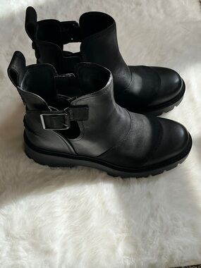 Ugg Women's Black Leather Chunky Lug Ankle Booties